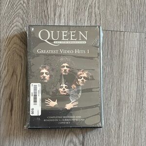 Que DVD Collection with Black and White Design